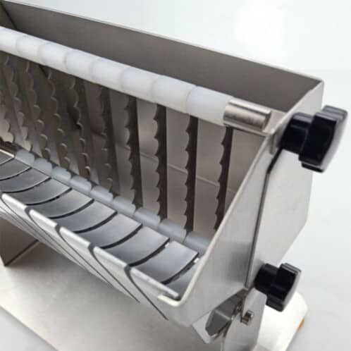 Kráječ klobás a párků